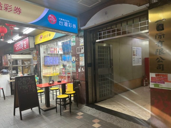 大樓內走廊・店面位置